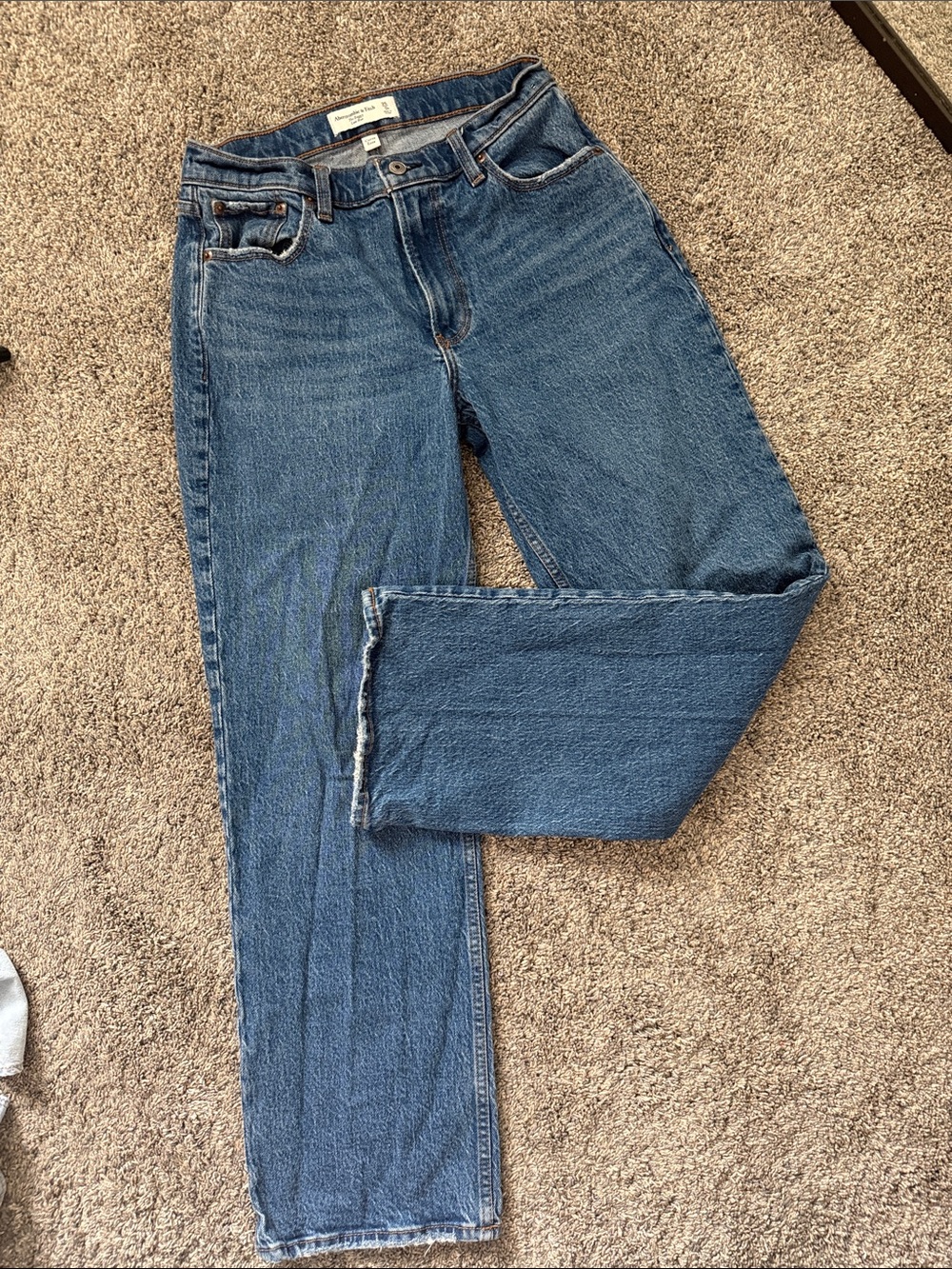 A&F the baggy, low rise curve love 25/0s Jeans